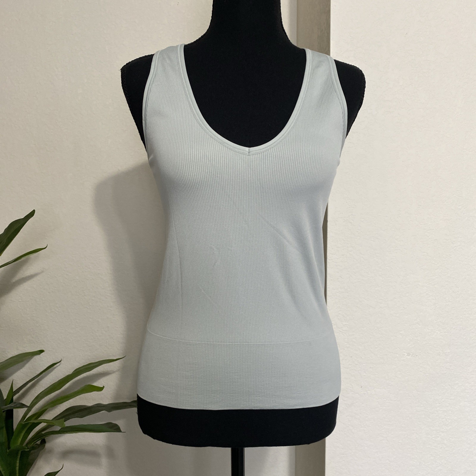 Athleta Aurora Ribbed Knit Tank Top Camisole Womens M Sage Green Plunge Vneck
