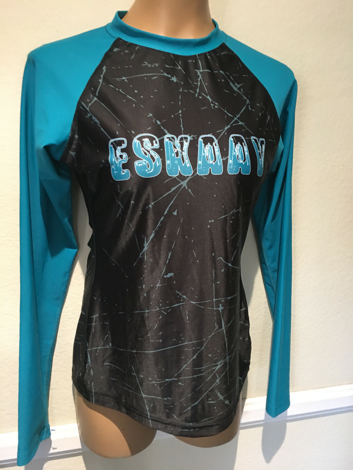 Eskaay Wear Womens Jrs XL Turquoise Black Print Long Sleeve Athletic Shirt NEW
