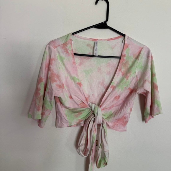 Fabletics Wrap Maddie Ziegler, Pixie Ethereal Tie-Dye Cropped Workout Boho Fairy
