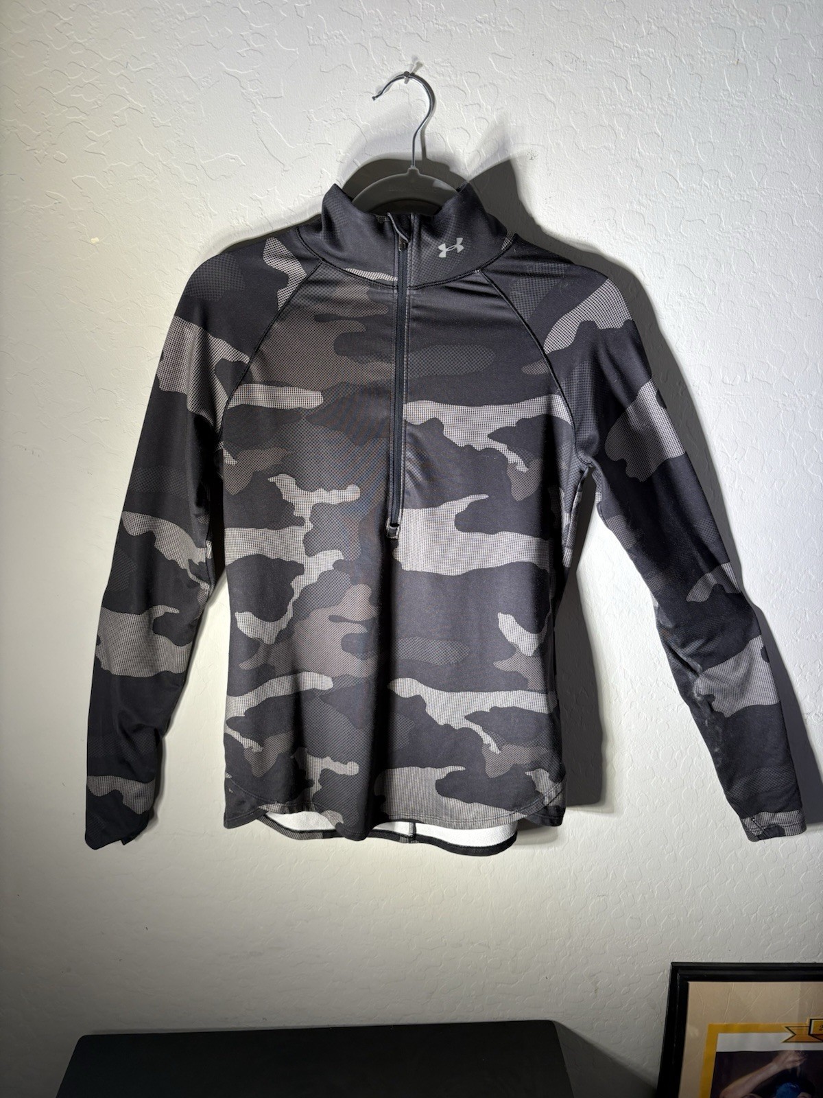 UA Under Armour Shirt Womens SMALL Black Gray Camo Coldgear Thumbhole 1/4 Zip