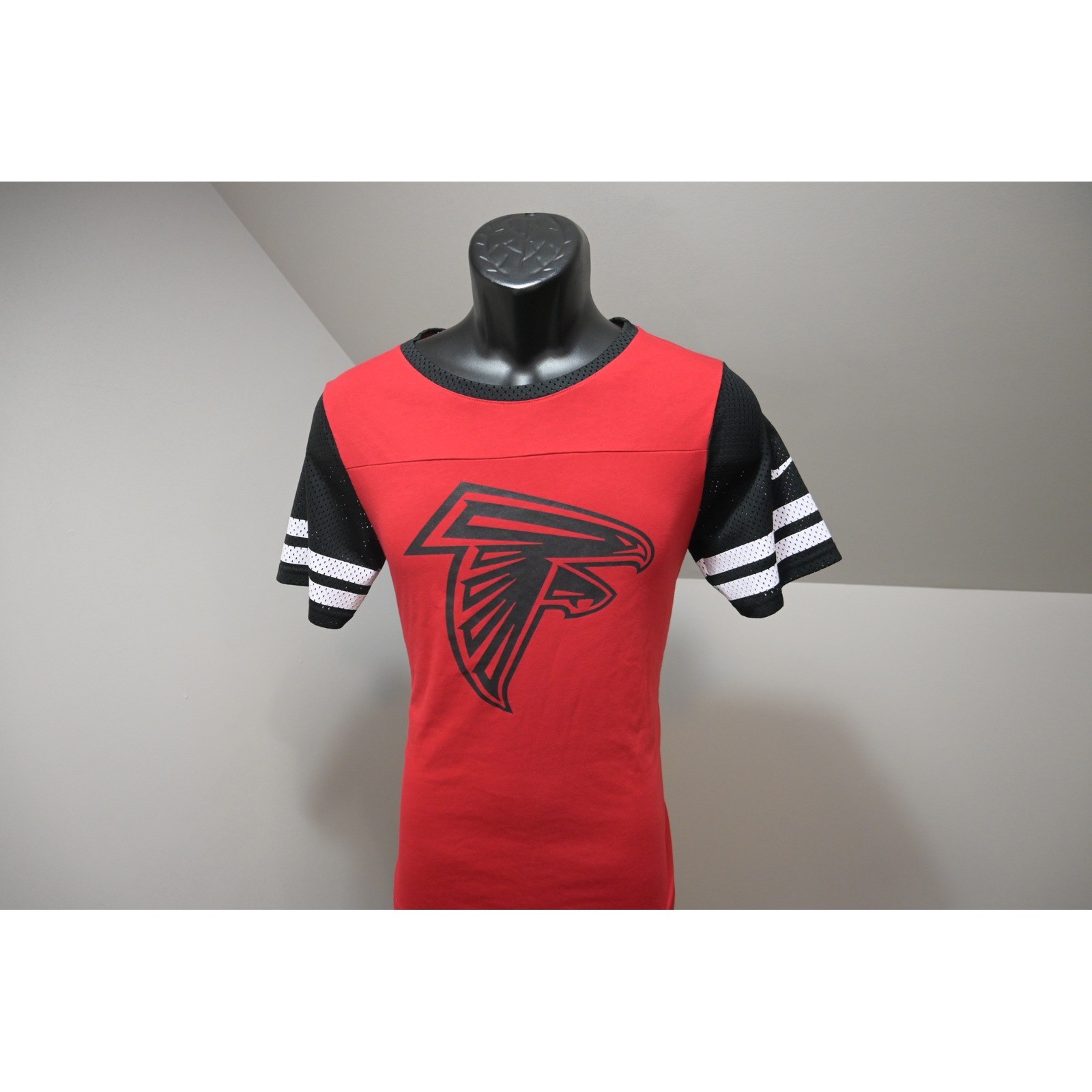 Nike Atlanta Falcons T Shirt Women Medium Red Mesh Sleeve Jersey NFL Excellent