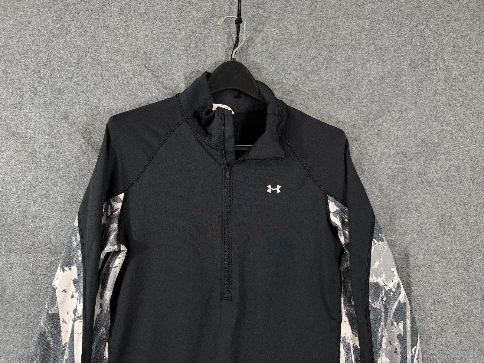 Under Armour Activewear Top Womens XL Black Gray Contrast Print Coldgear 1/2 Zip