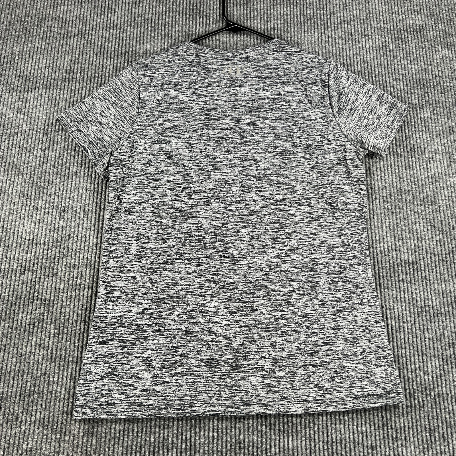 Under Armour Shirt Womens Medium Gray HeatGear Athletic Activewear Loose Fit Top