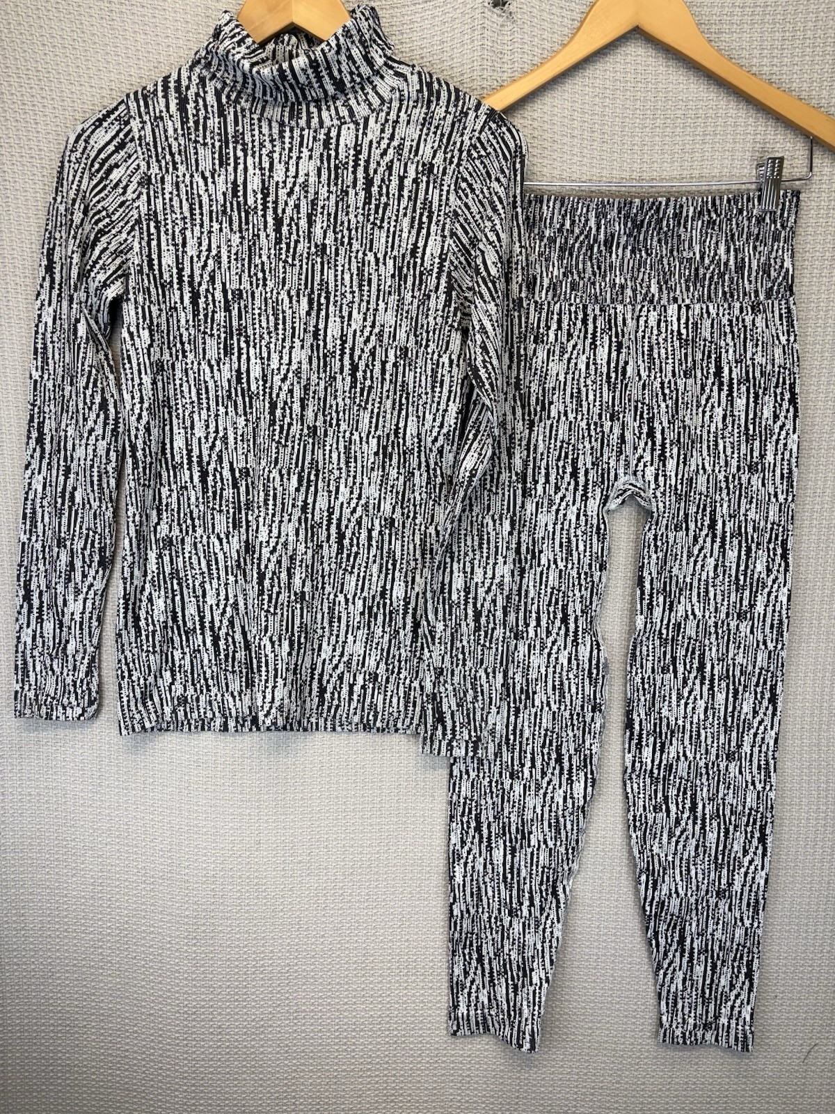 Athleta Womens Flurry Elemental Turtleneck Two Piece Set S Black/White Pants Top