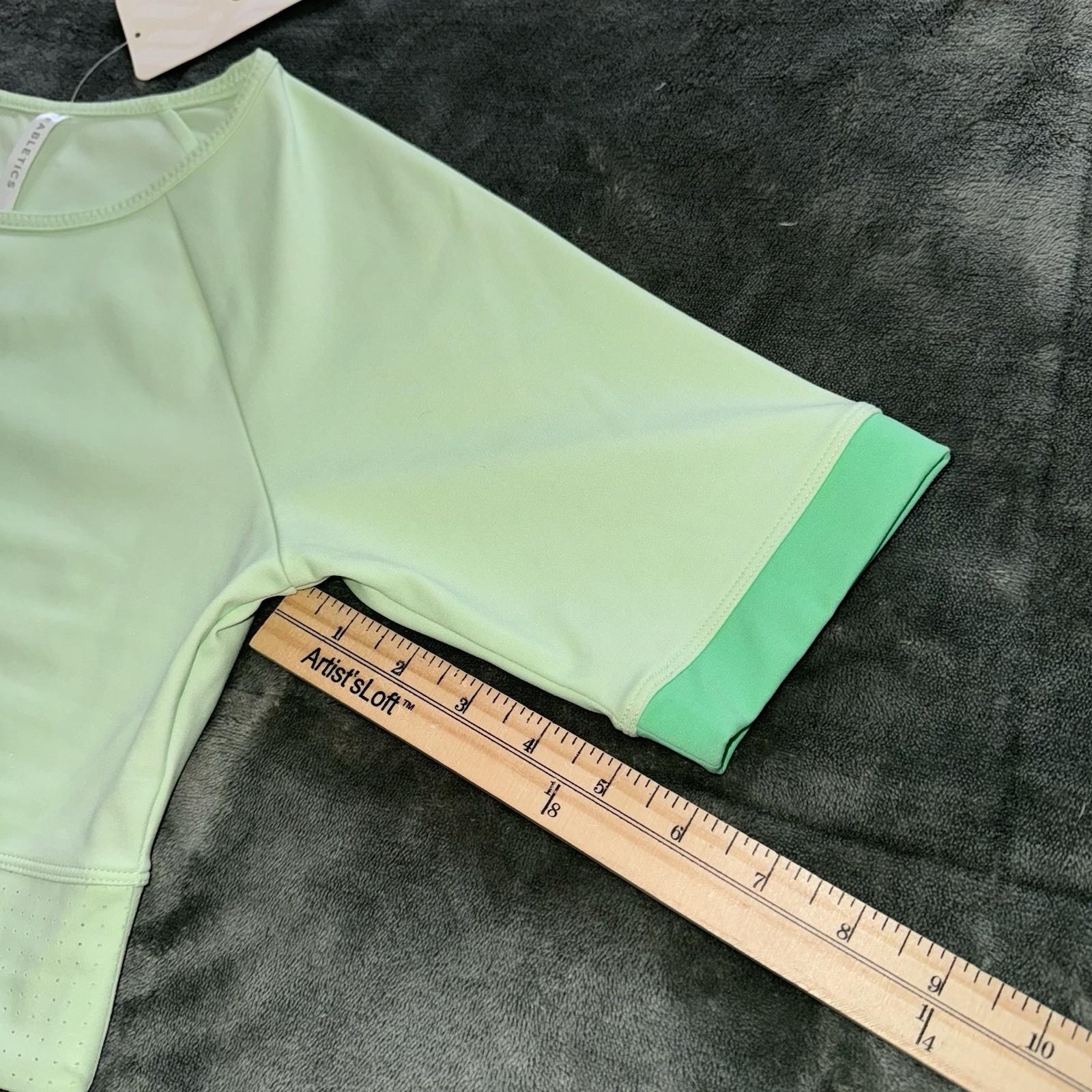 Fabletics Avah Color Green Block Cut Off Sleeve Crop Top Women’s Size Medium NWT