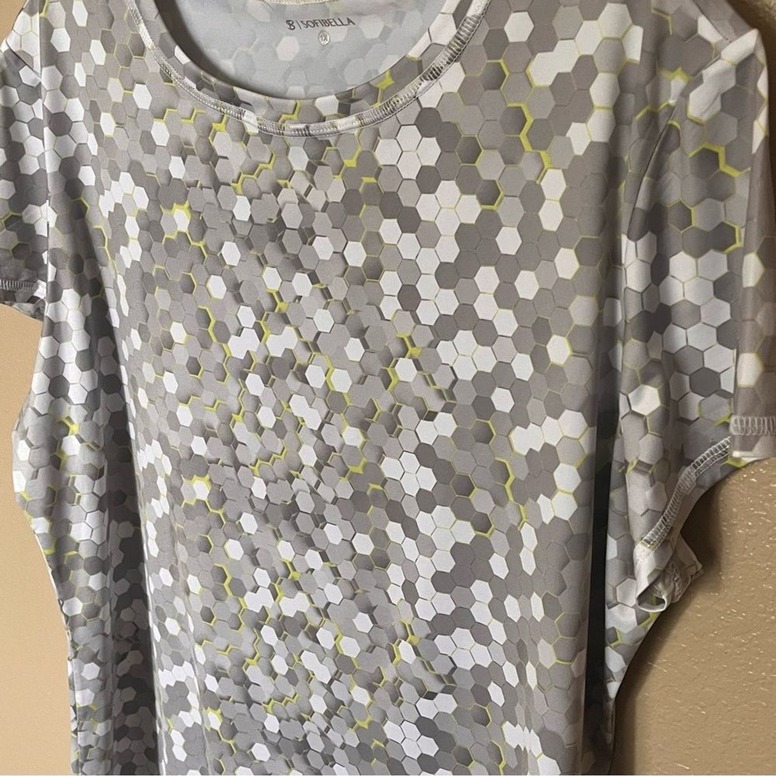 Sofibella Short Sleeve Fitted Athletic Shirt in Techno Print (Gray) Size 1X