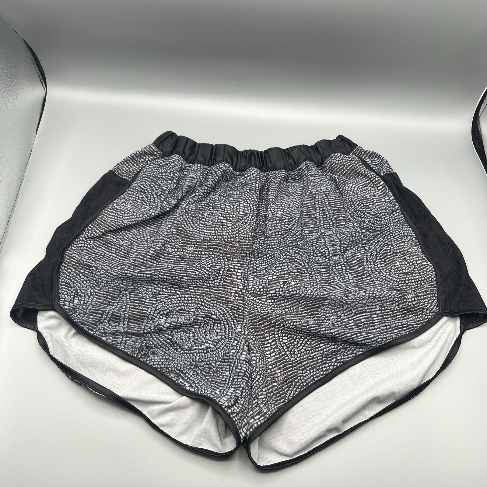 LULULEMON TRACKER Running-yoga BLACK PRINT SATIN TRIM POCKETS SIZE 4