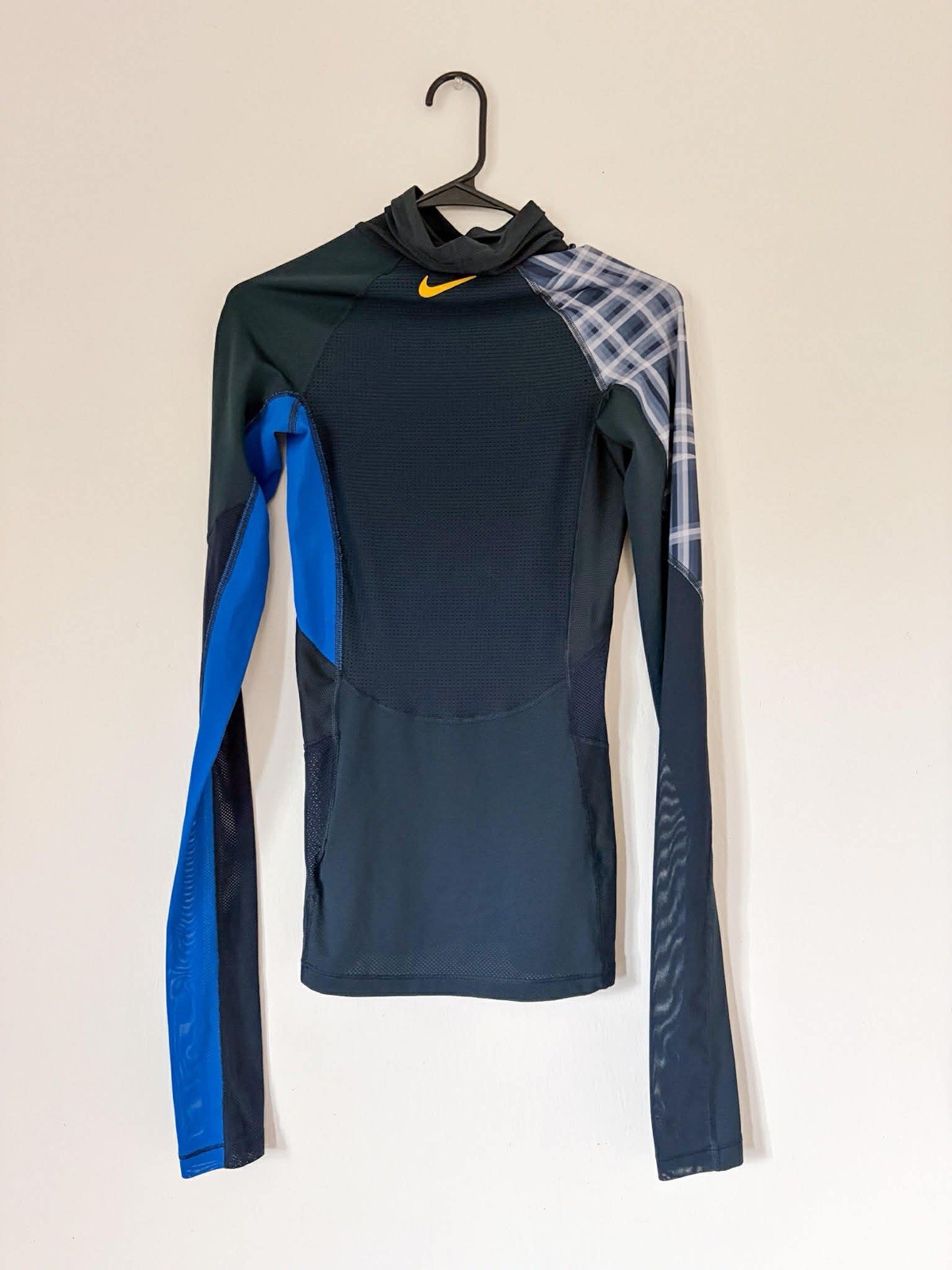 Nike Pro Hypercool Compression Shirt Womens Small Long Sleeve Athletic Top