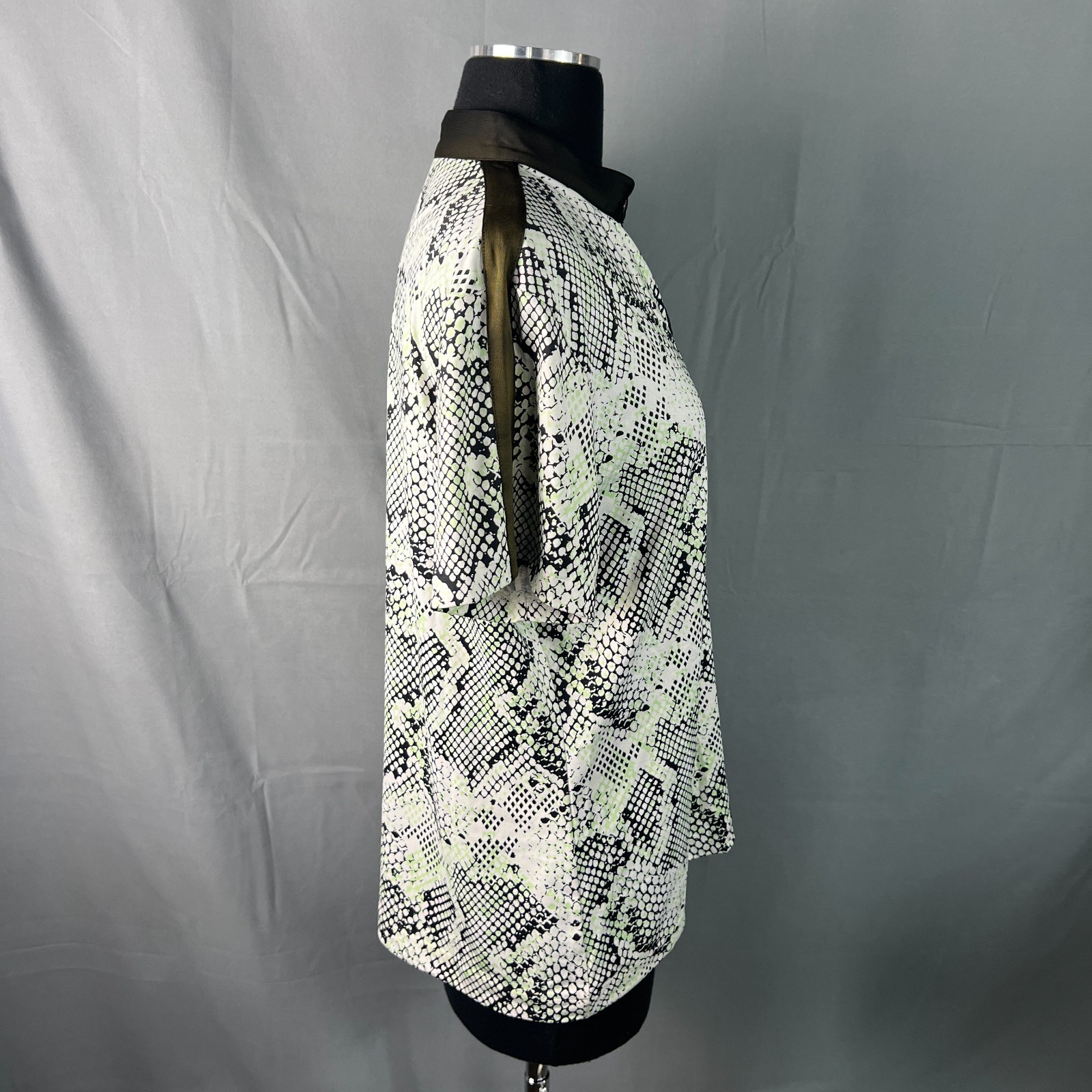 Tail Athletic Top Womens Large Multicolor Stretch Artsy Snake Print Snap Front