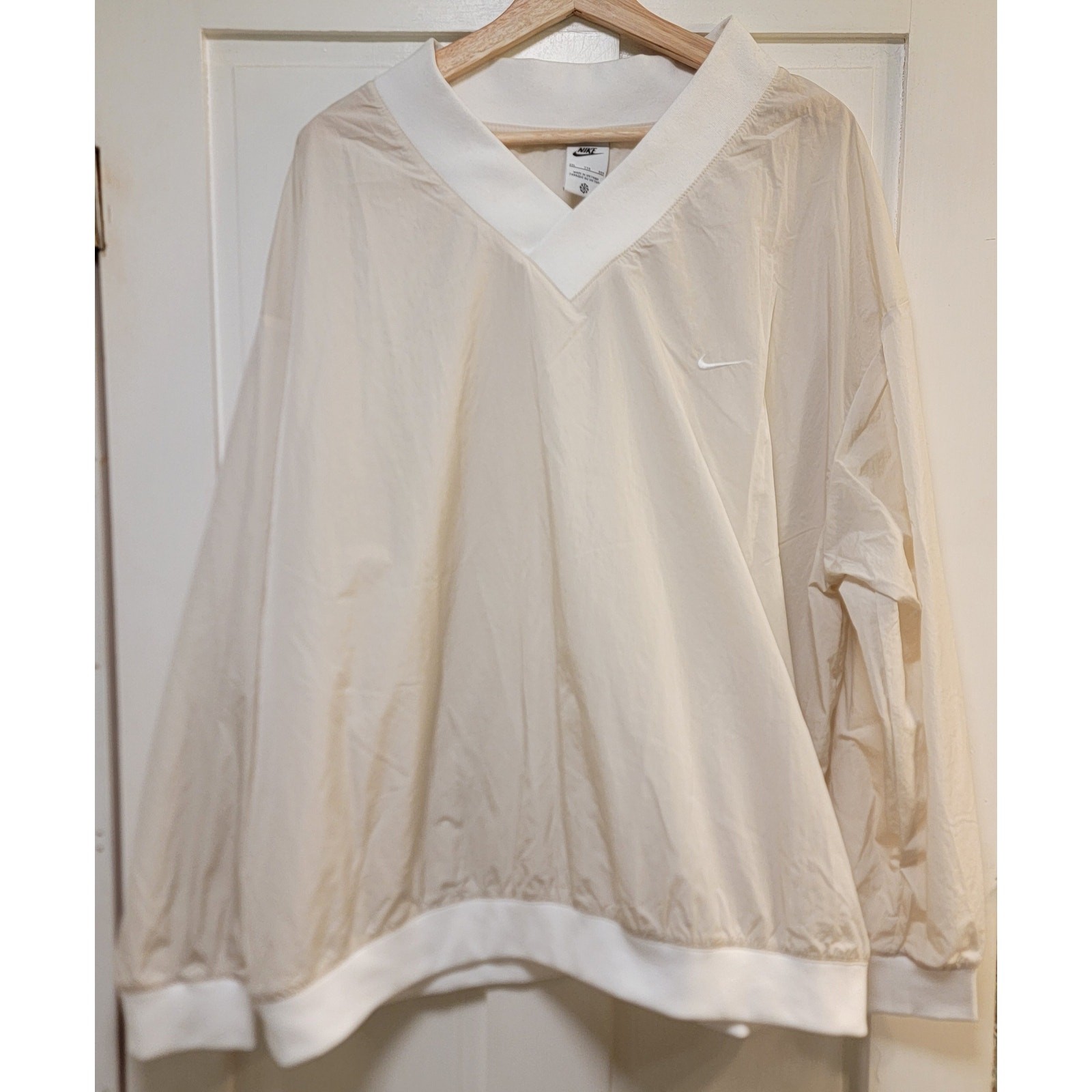 Nike Sportswear Essential Loose UV Woven V-Neck Top – XXL