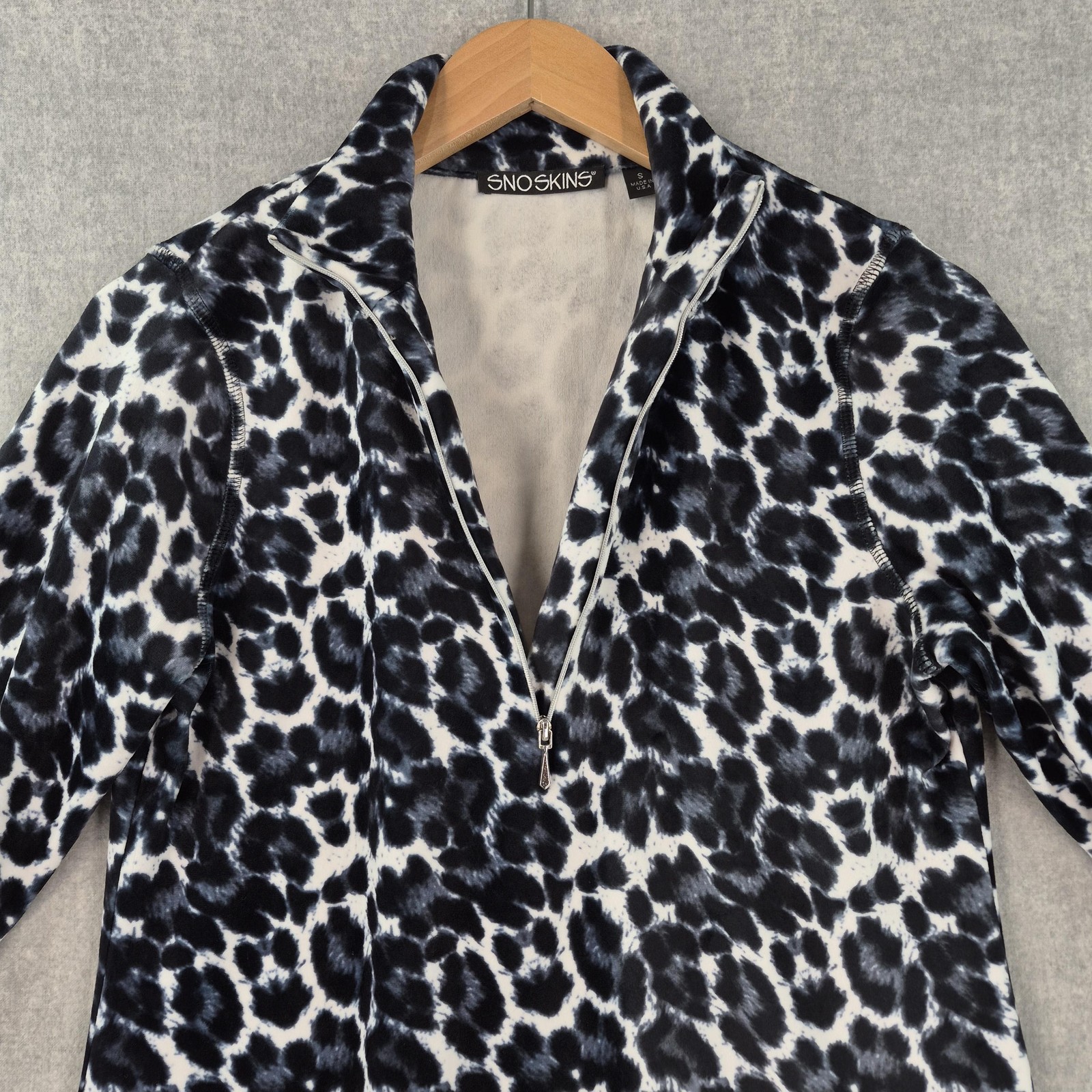 SNOSKINS Plush Microfleece Ski Pullover Small Black Gray Animal Print 1/4 Zip