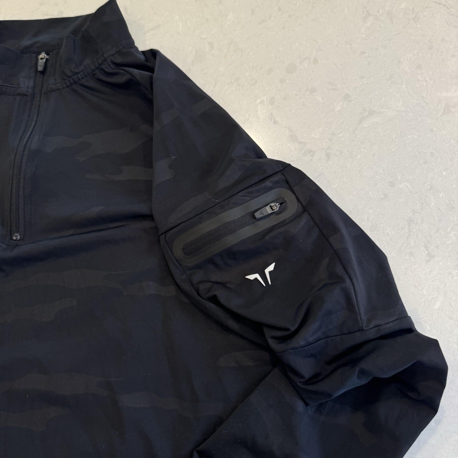 Squat Wolf Men’s Medium True Athletic Fit Workout Long Sleeve Shirt 1/4 Zip Camo