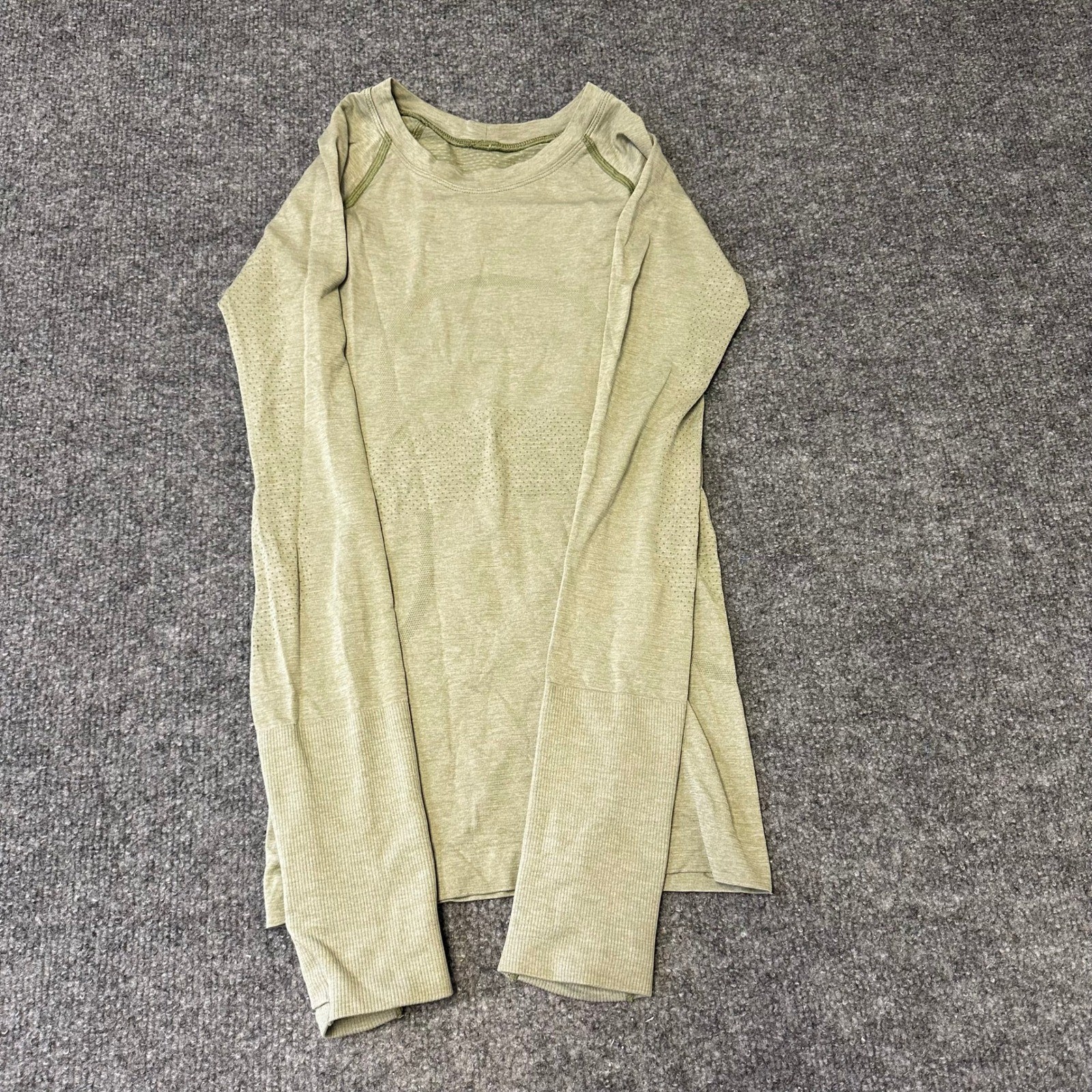 Lululemon Swiftly Tech Top Womens Size 2 Green Long Sleeve Athletic Perforated