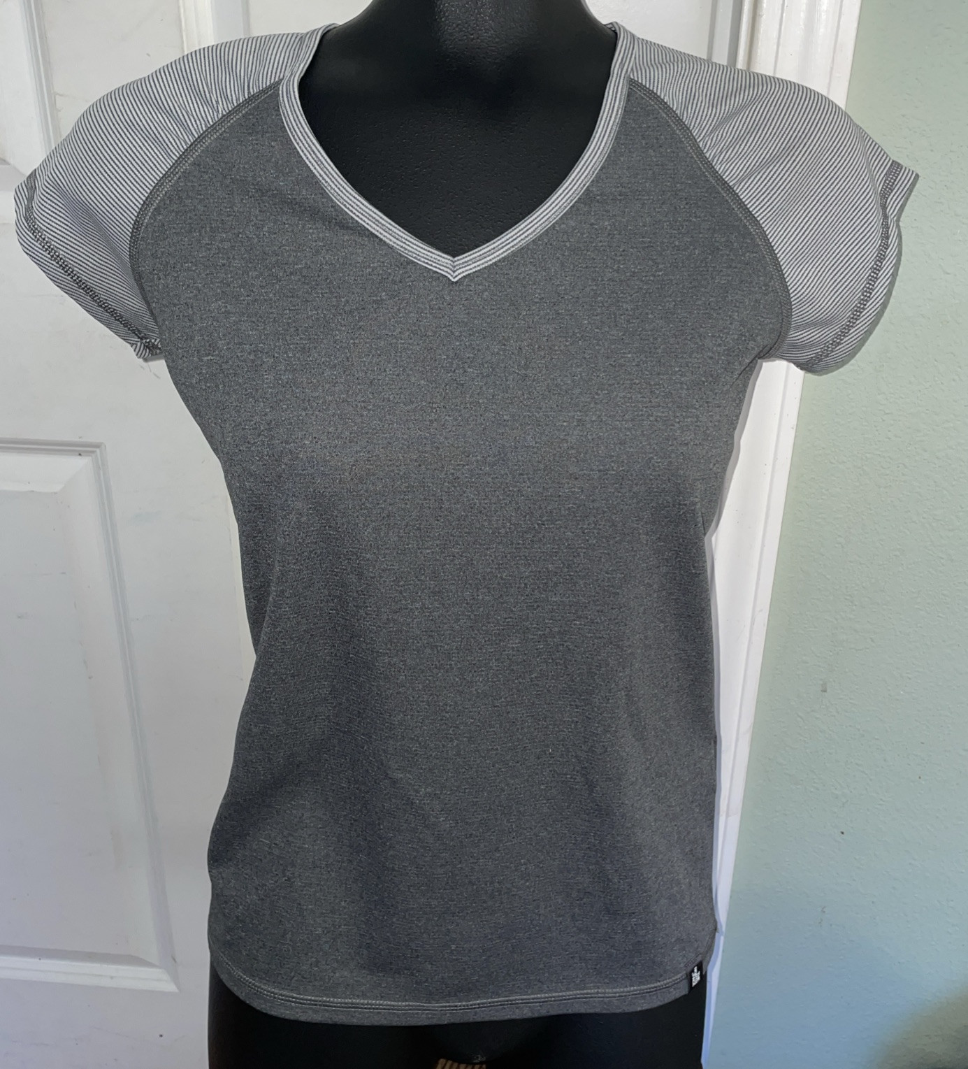 Women’s THE NORTH FACE Gray Stripe Athletic Shirt, Size S/P