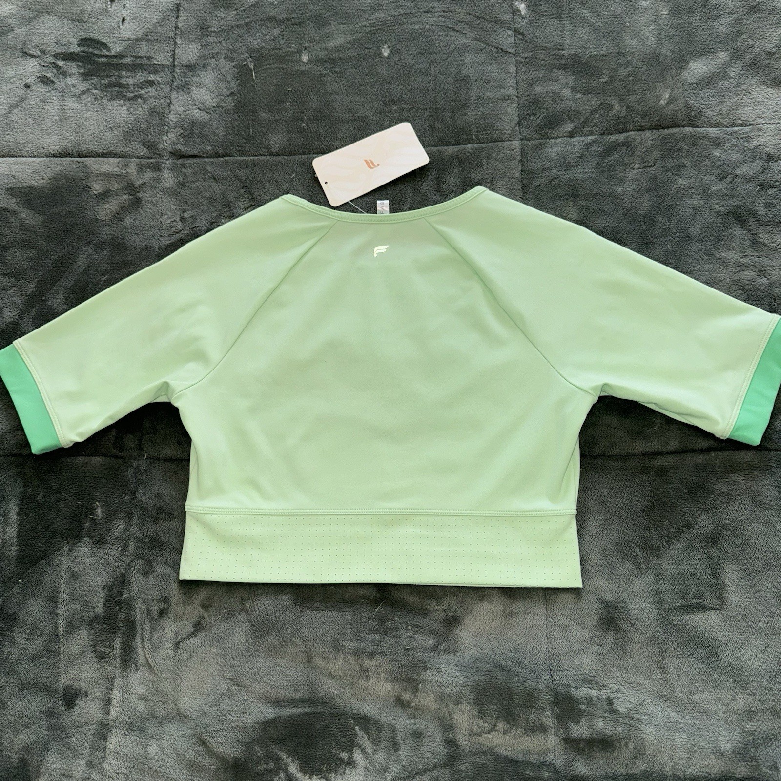Fabletics Avah Color Green Block Cut Off Sleeve Crop Top Women’s Size Medium NWT