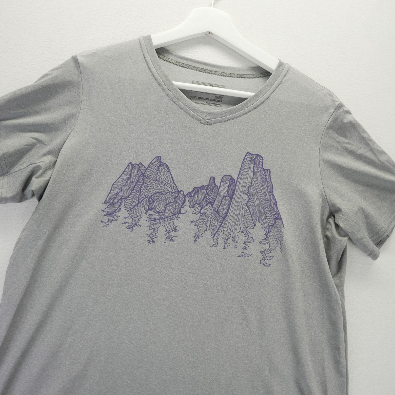 Patagonia Capilene Daily Baselayer Shirt Large Gray Mountain Graphic V-Neck