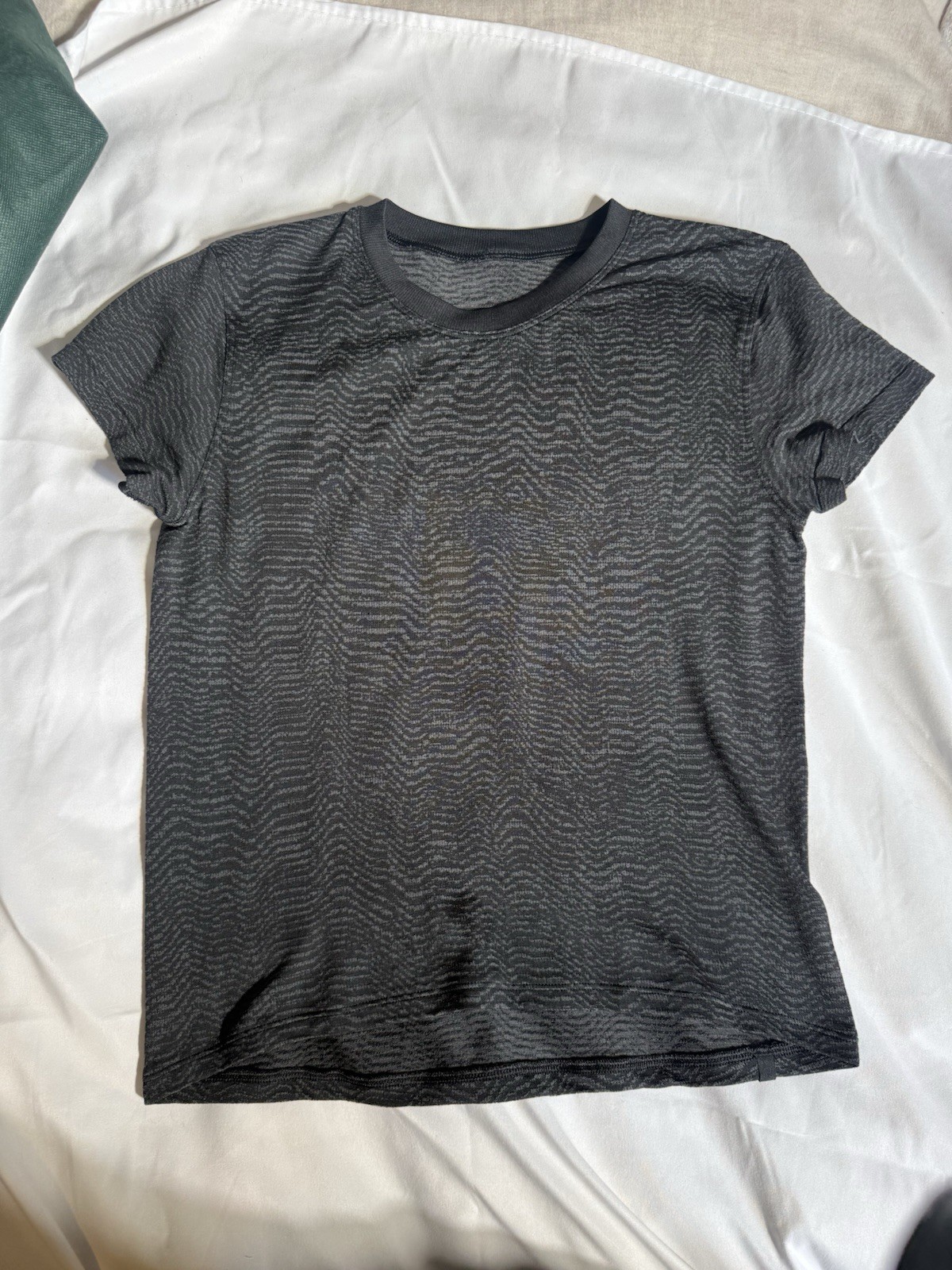 Lululemon Short Sleeve T-Shirt Ripple Wave Black/Graphite Grey, Women’s Size 4
