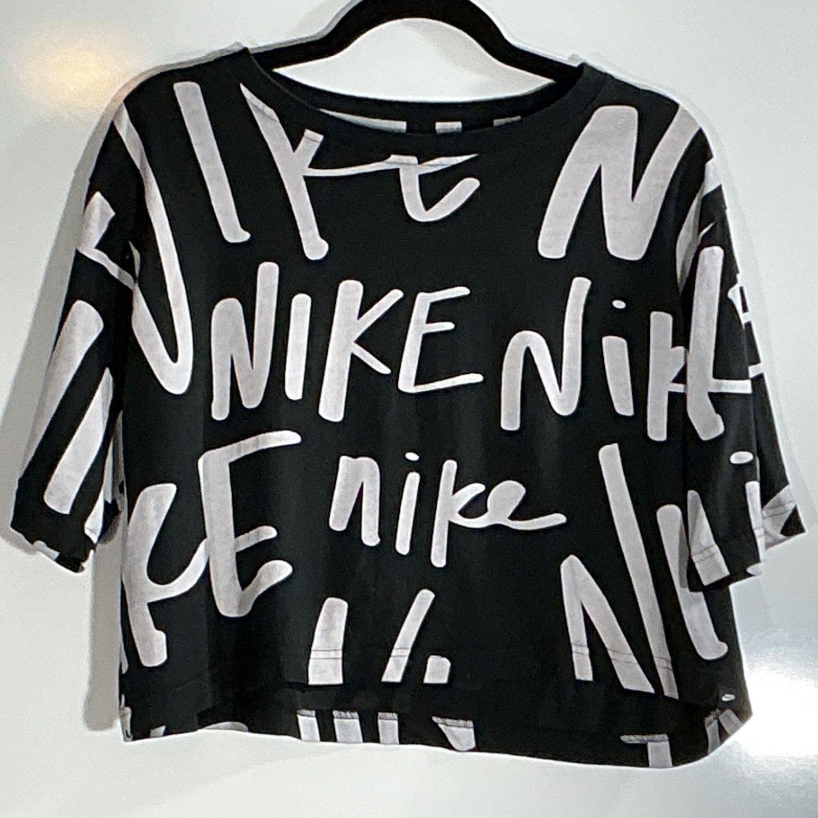 Nike Crop Tee Women’s Large Black Gray Allover Logo Print Hi-Low Hem Cotton