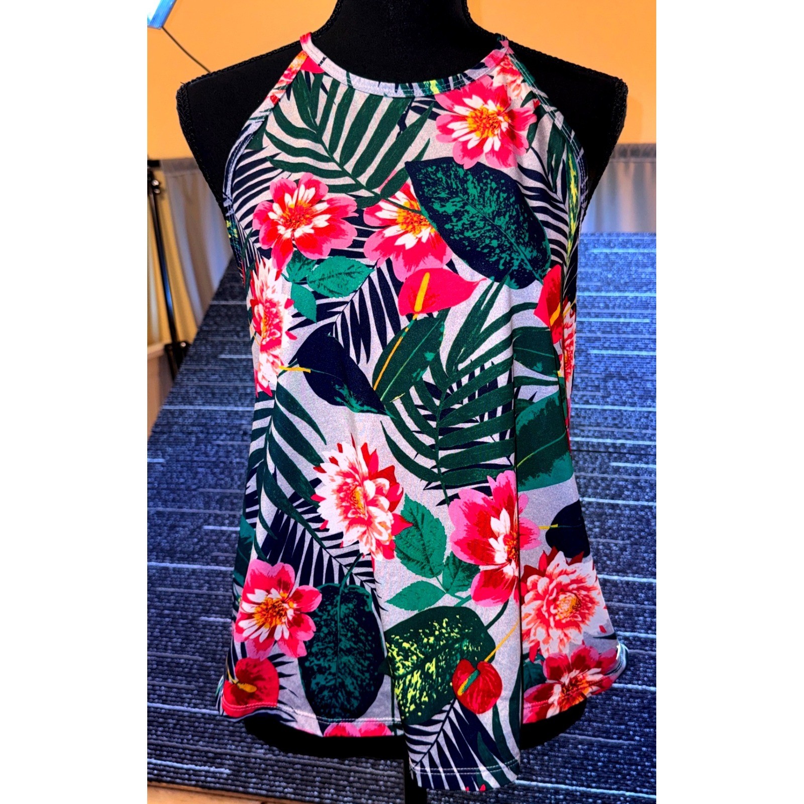 Old Navy Active Tank Women M Multi Excellent Tropical Floral Racerback Go-Dry