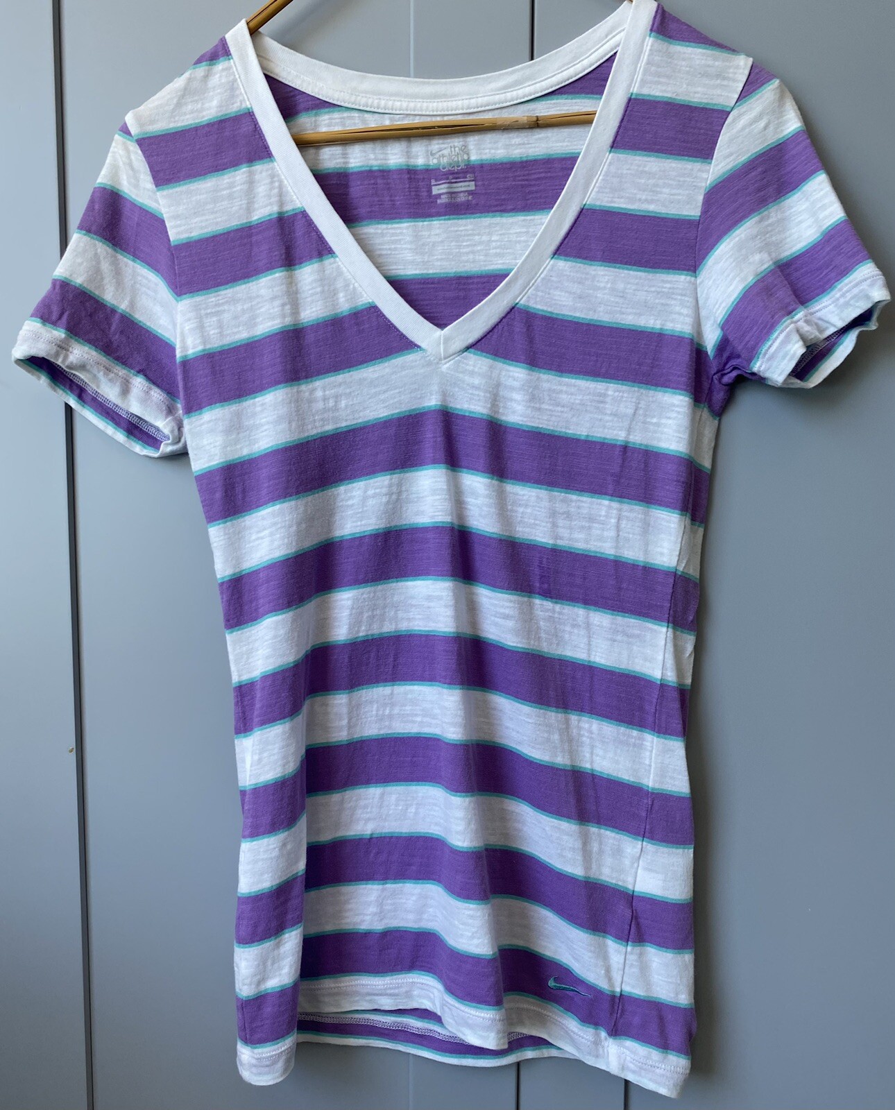 Nike The Athletic Dept Women’s Sz S Short Sleeve V Neck Striped Tee Purple/White