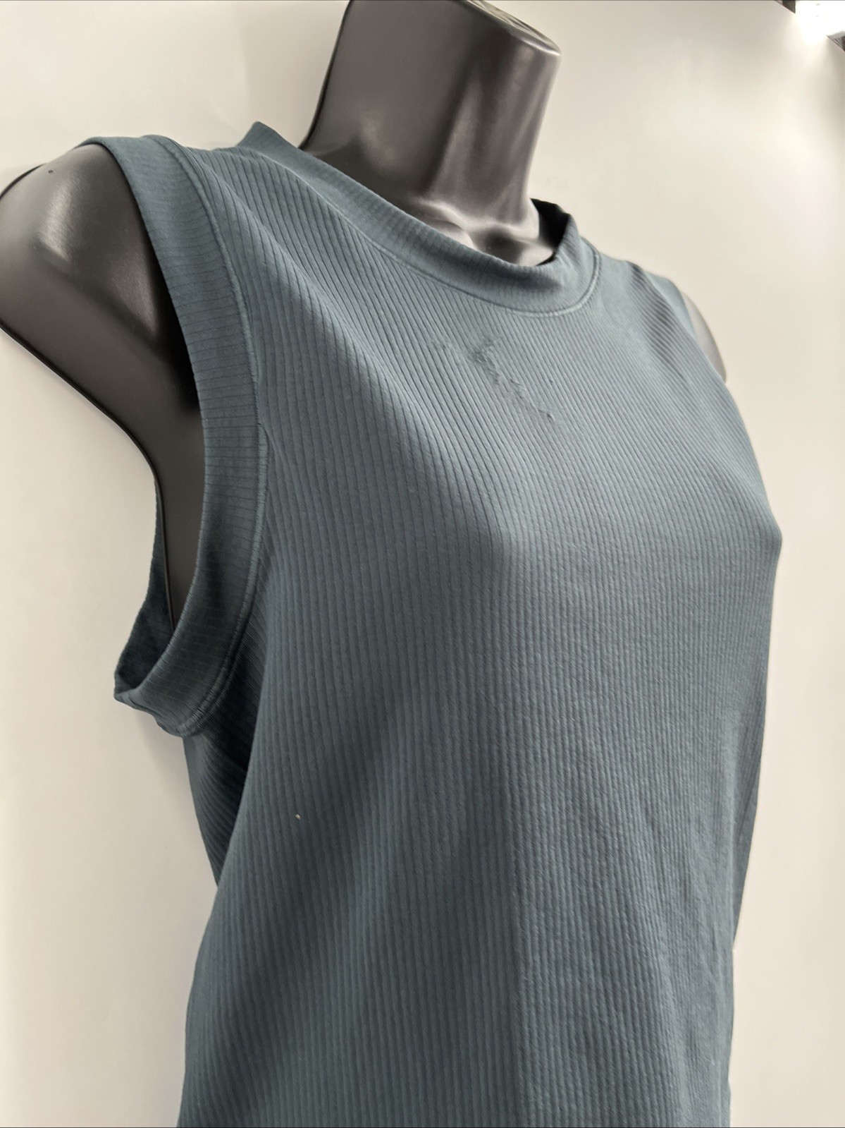 Athleta Women’s Crew Neck Sleeveless Renew Seamless Muscle Tank Blue Size Large