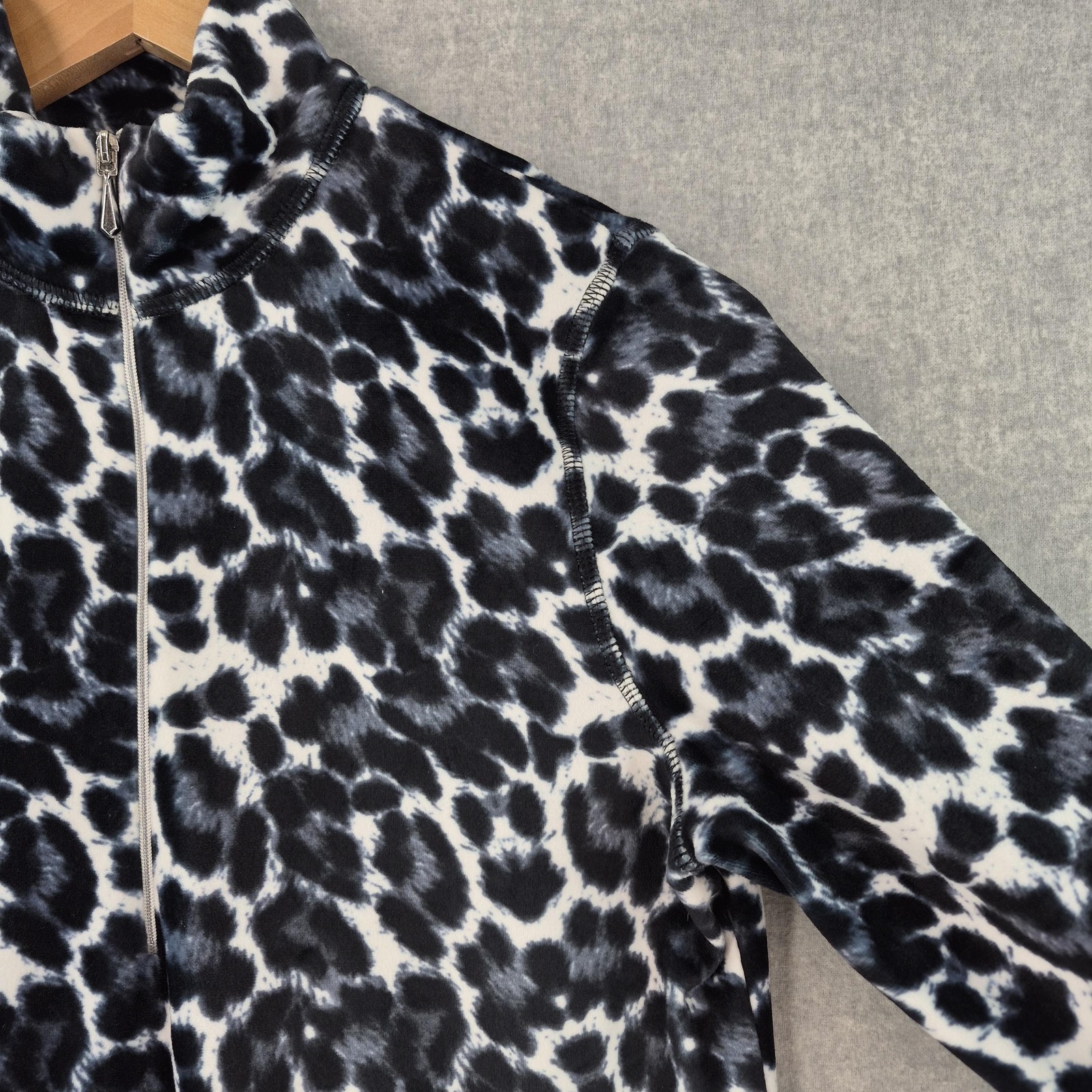 SNOSKINS Plush Microfleece Ski Pullover Small Black Gray Animal Print 1/4 Zip