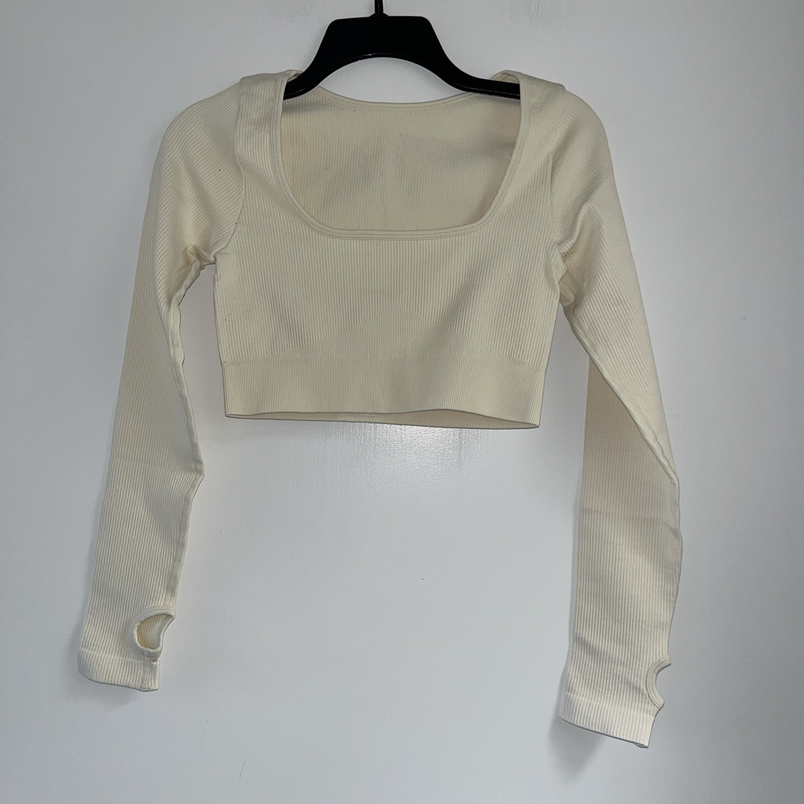 Oqq Women’s Crop Top Shirt Cream Color Size Large Thumb Holes Under Scrub New
