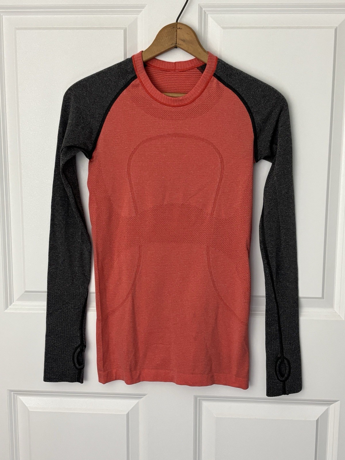 Lululemon Long Sleeve Seamless Coral Gray Women’s Size 4 Small Thumbholes 0606