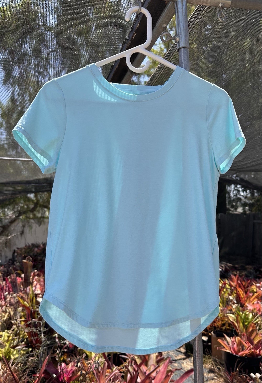 Beyond Yoga “On The Down Low”Featherweight T Shirt Small – Light turquoise Blue