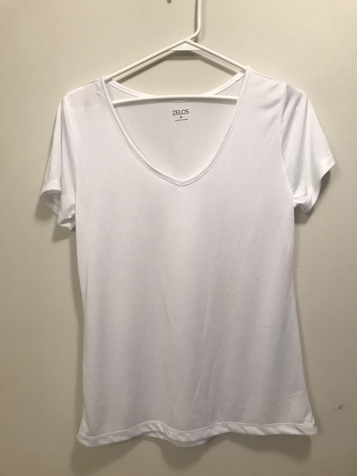 EUC Womens White Size M Zelos Activewear V-Neck Tee Short Sleeves Silky Feeling