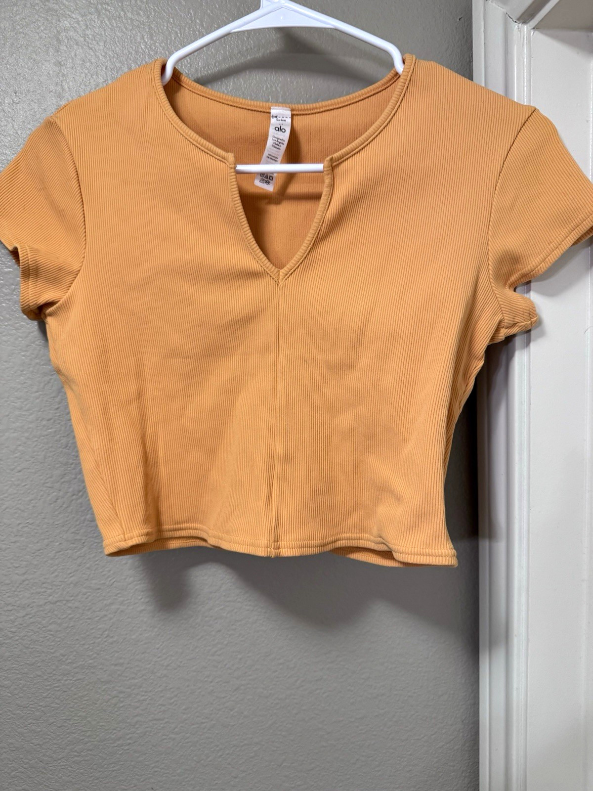 ALO Women’s Cropped V-Neck Ribbed Knit Stretch Slim Fit Tee Tan Size M
