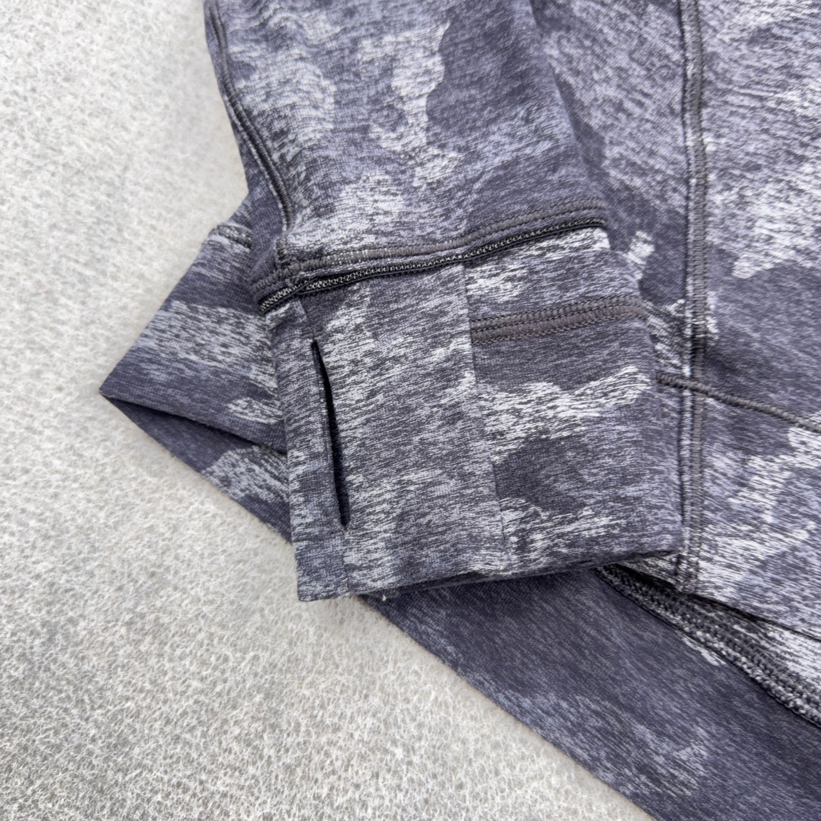 Lululemon Outrun the Elements Pullover Women Size 8 1/2 Zip Gray Camo Active