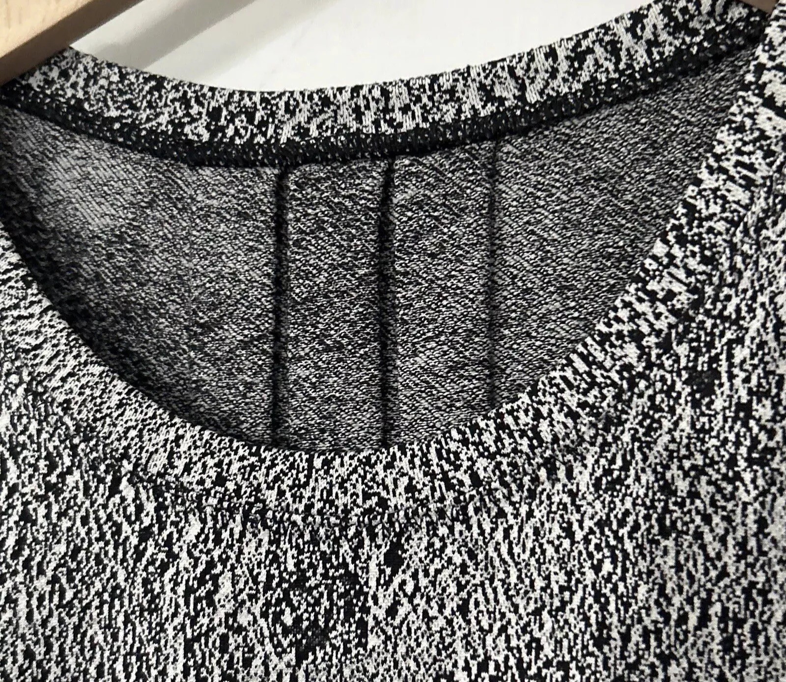 Women’s Lululemon Rush Hour L/S Pleated Back Top sz 4 Frozen Fizz Thumbholes