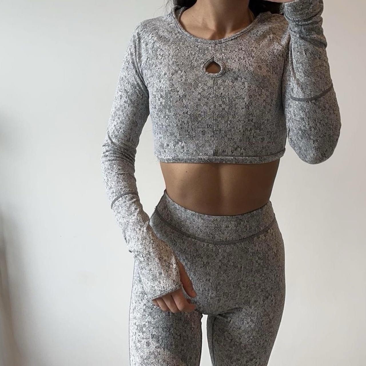 Gymshark Women’s S Gray Heathered Cropped Long Sleeve Crew Neck Thumbholes Top M