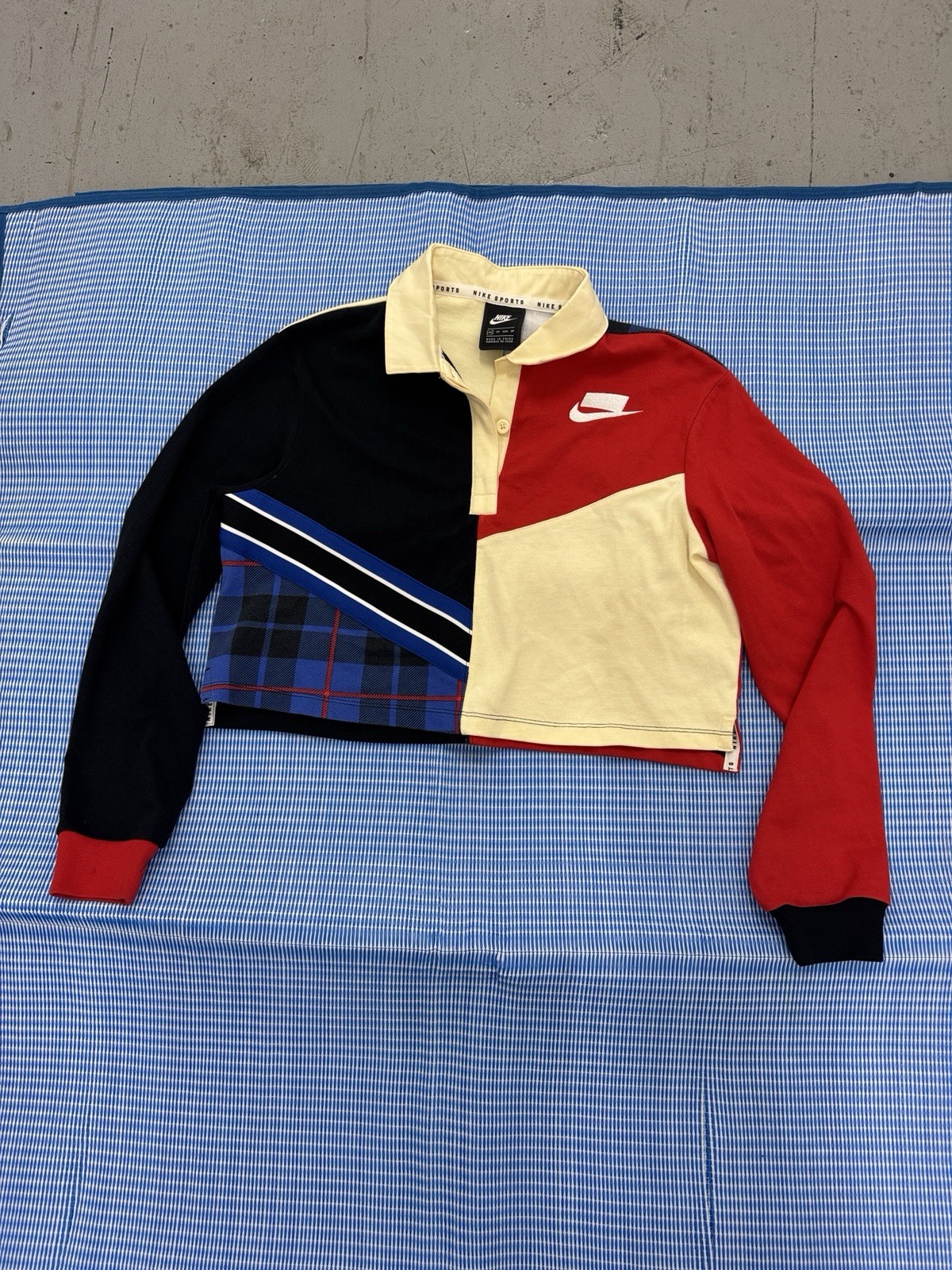 Nike Sportswear Women’s Colorblock Cropped Long Sleeve Polo Shirt XS