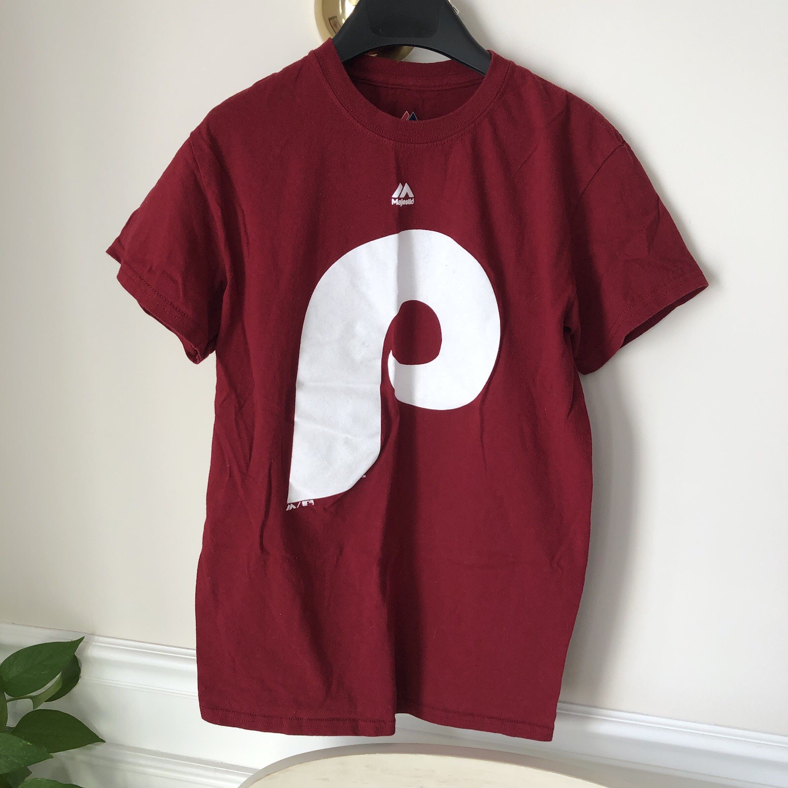 Philadelphia Phillies T-shirt Women’s Size Small Maroon Red Baseball Majestic