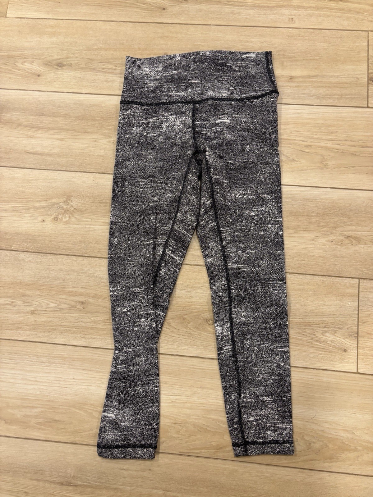 Lululemon Wunder Under HR 7/8 Tight LUON LW5BHJS Black/White Print Size 8