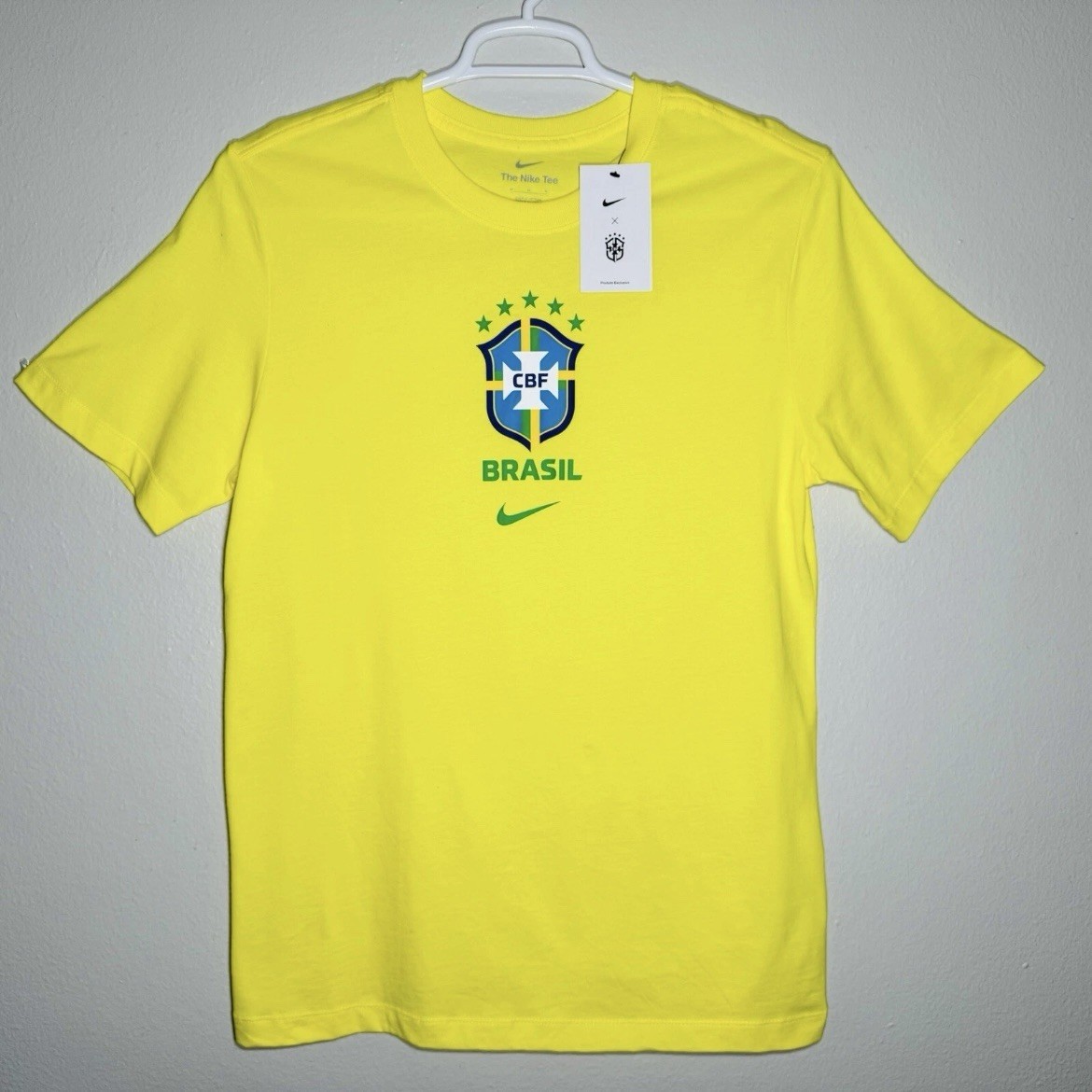 Women’s Size XL – Nike Brazil CFB Crest Soccer T-Shirt – (DH8780-740)