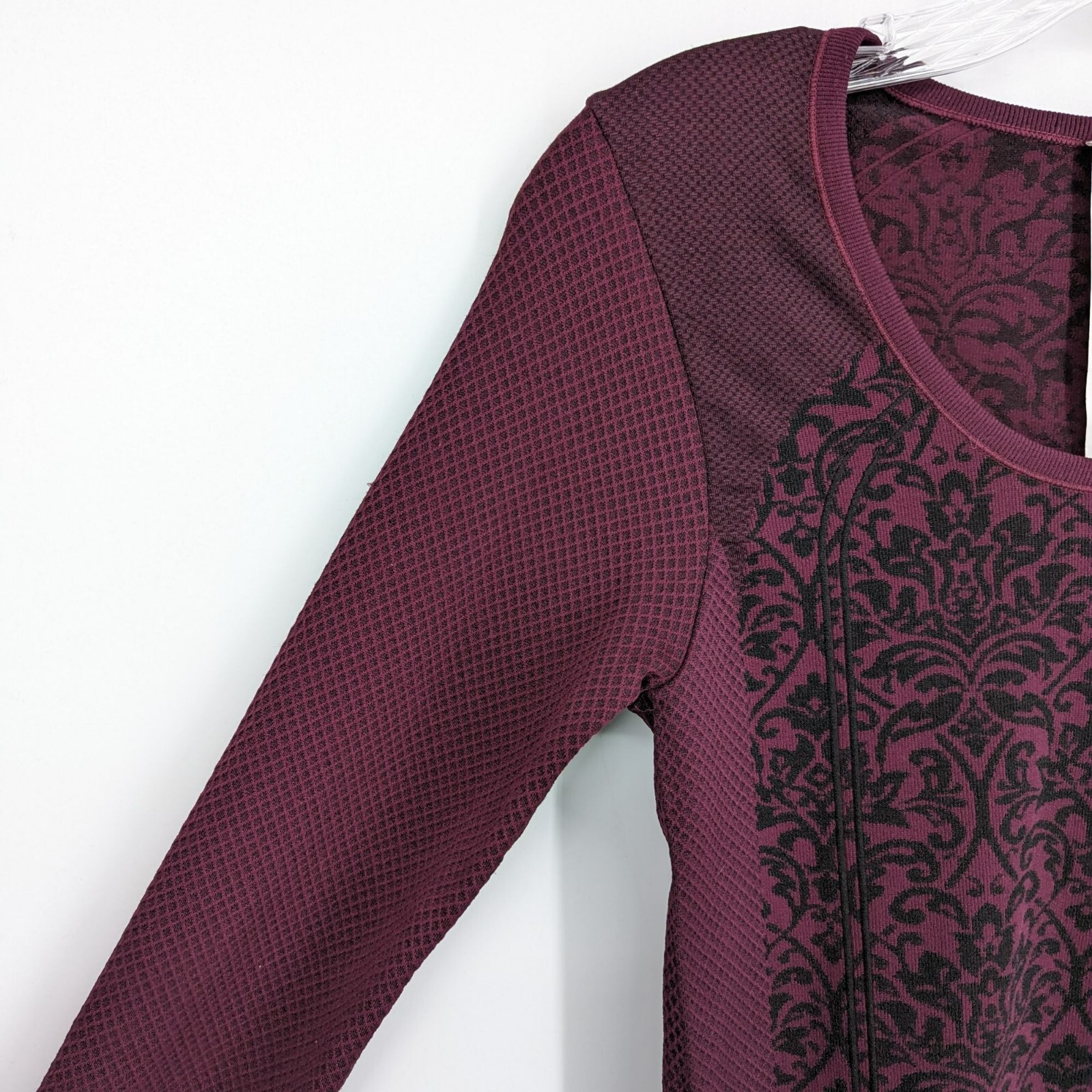 Fabletics Long Sleeve Athletic Top S Maroon Black Damask Scooped Textured Fitted