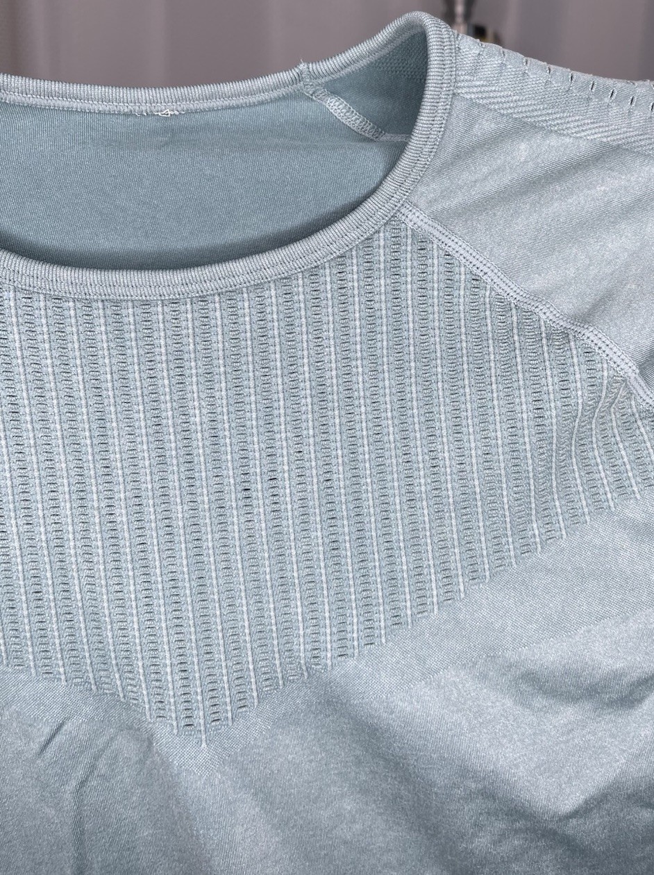 FABLETICS WOMEN’S SYNC SEAMLESS TOP CREW NECK LONG SLEEVE ARCTIC WAVE CHEST 18.5