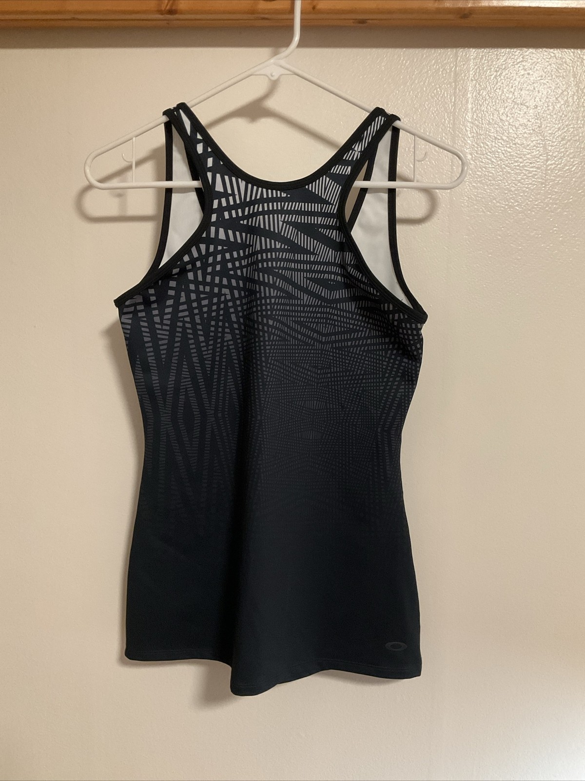 Oakley Women’s M Racerback Shirt Black Stretch Performance Designer Fashion