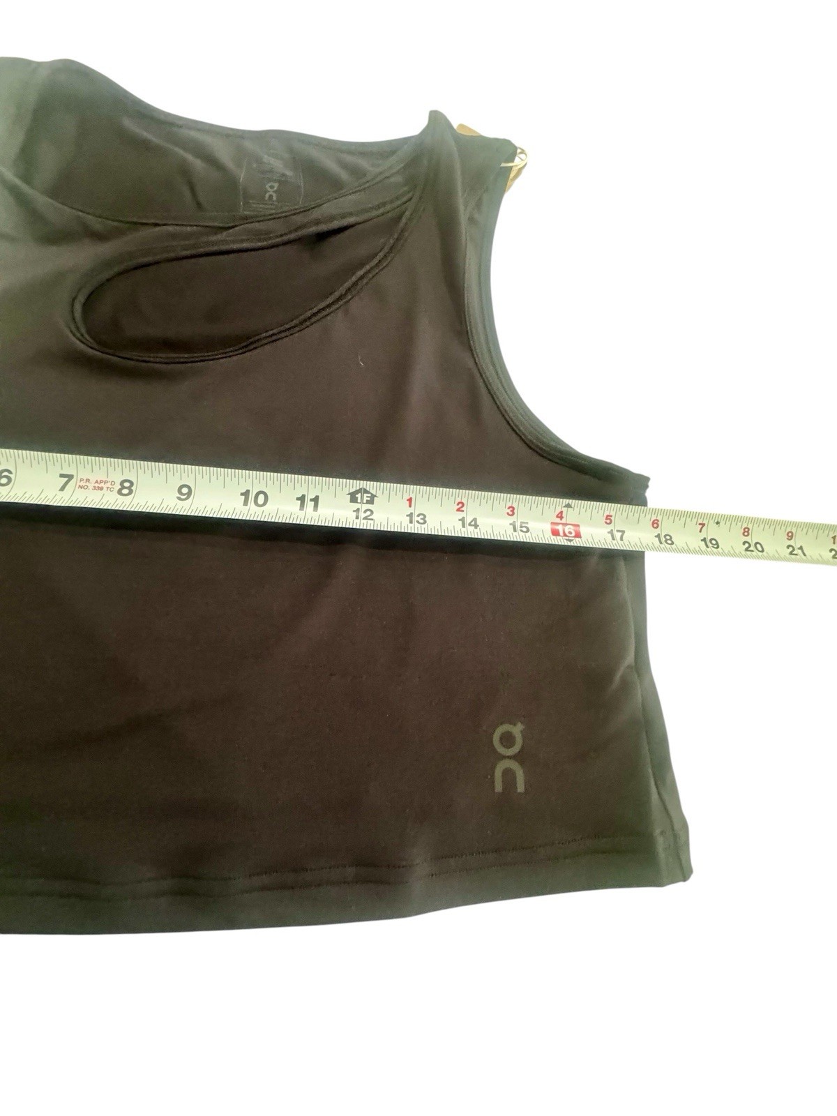 On Cloud Studio Cut-out Training Crop Top Stretch Moisture Wicking Size XL