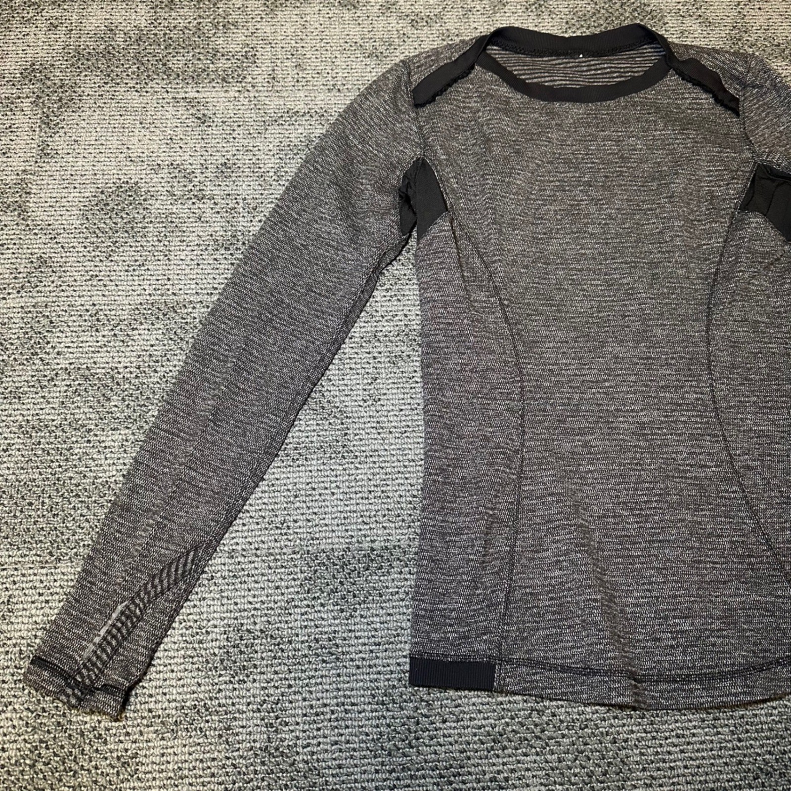 Lululemon Space Dye Heathered Gray Long Sleeve Running Top Thumbholes Womens