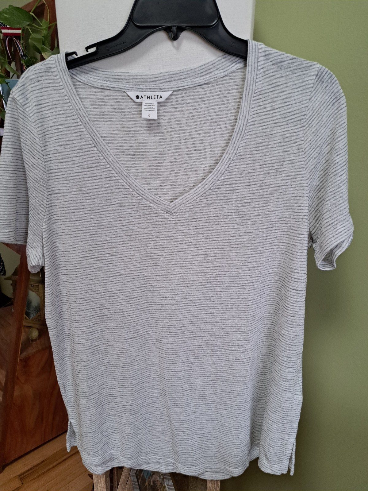Athleta Women’s T-Shirt Sz.L V-Neck Ribbed Gray Athleisure