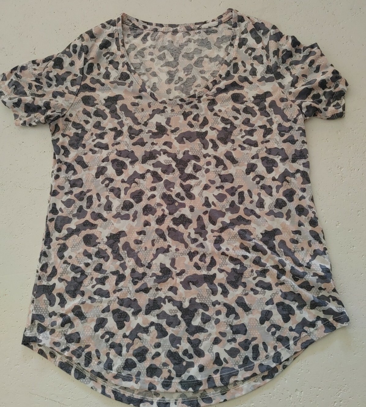 Old Navy Active T-Shirt Pink White Gray Camouflage Print Go Dry top -MEDIUM -EUC