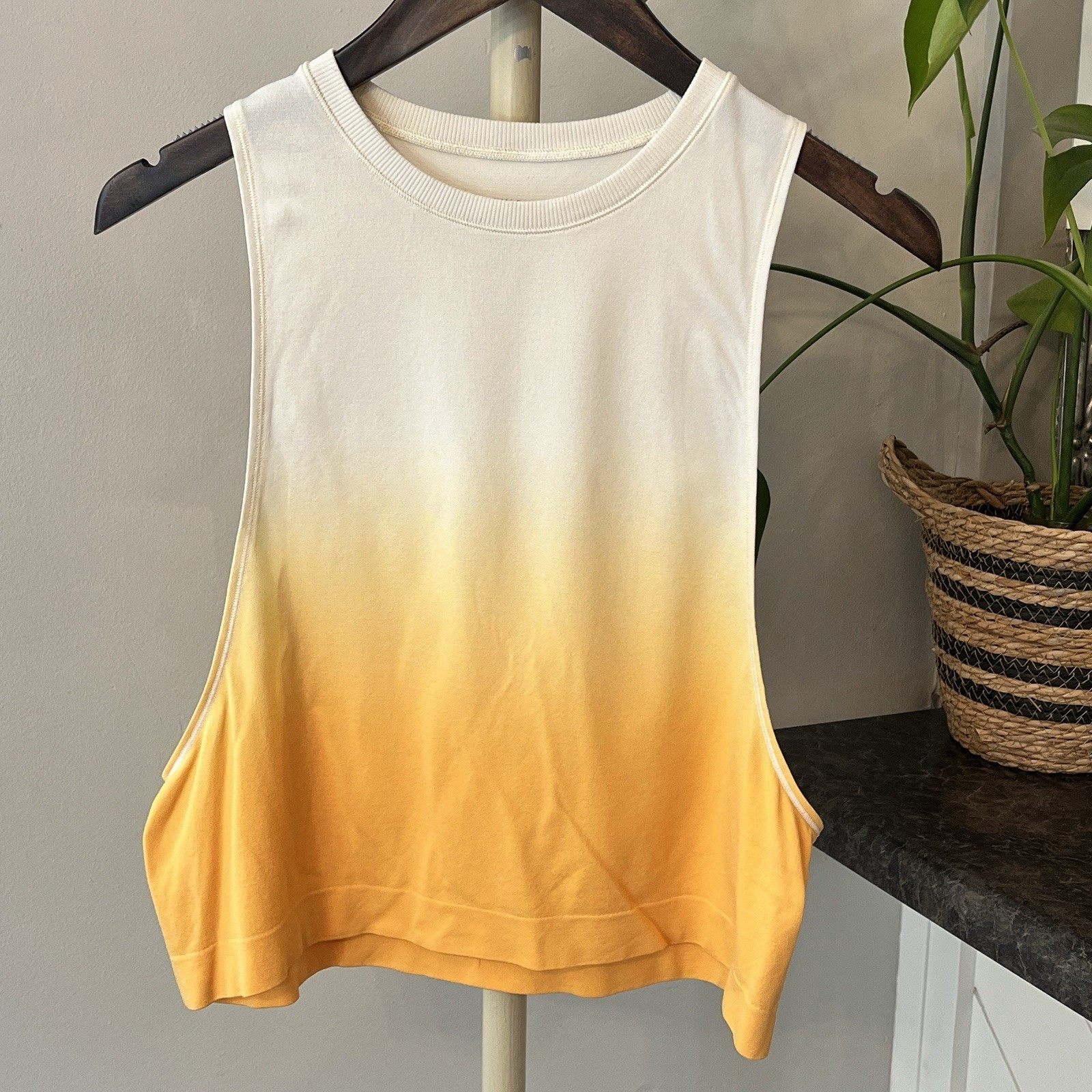 Athleta Ombre Crop Tank Top Sz XS Womens White Orange Sleeveless Shirt Yoga Gym