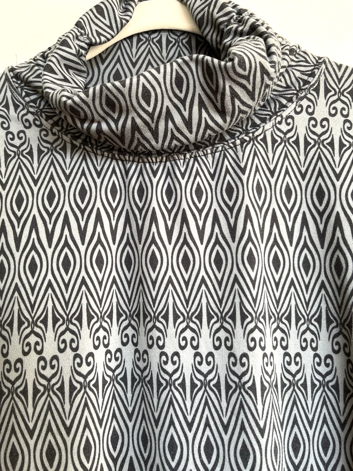 TerraMar Body Sensors Women’s XL Grey Black Tribal Print Long Sleeve Sports