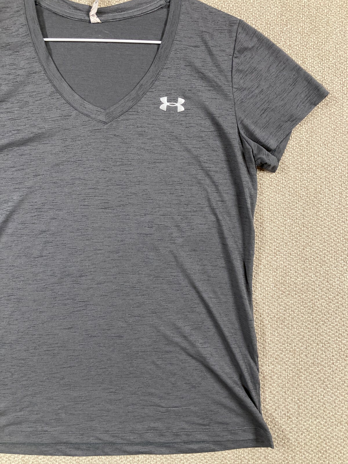 Under Armour Womens Heat Gear Shirt Medium Gray V Neck Semi Fitted