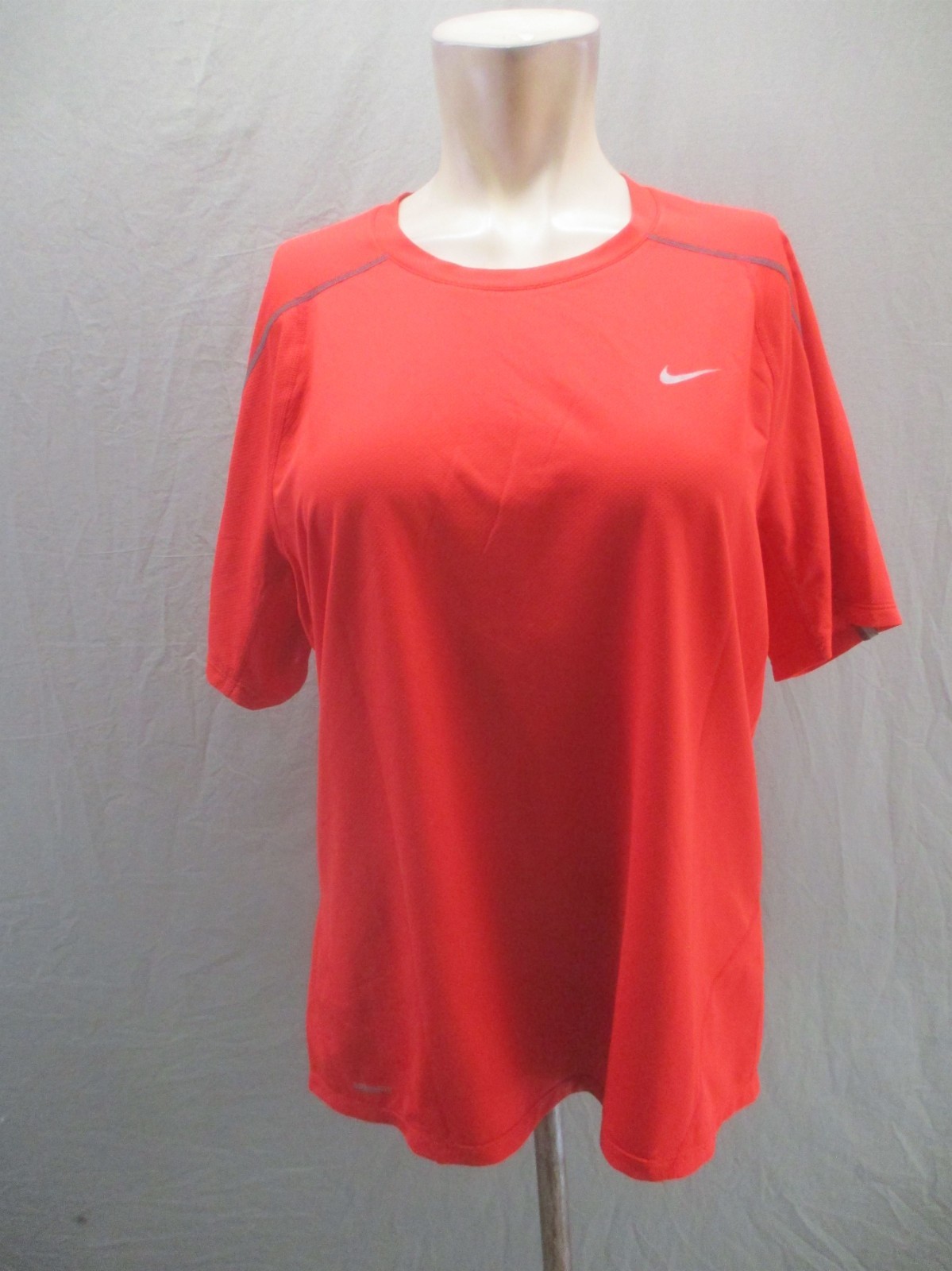 Nike Fit Dry Size M Womens Red Logo Short Sleeve Activewear Sport TShirt 748
