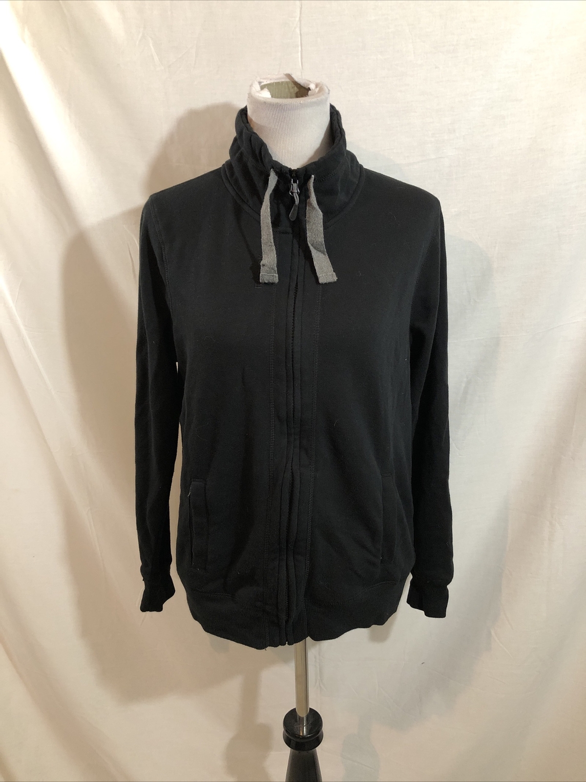 Reebok Black Long Sleeve Zip Front – Women’s Large, Bust 18.5”